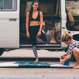 NWT Seea Women’s Surf Leggings XS Black & White Shell Print Sold Out Style